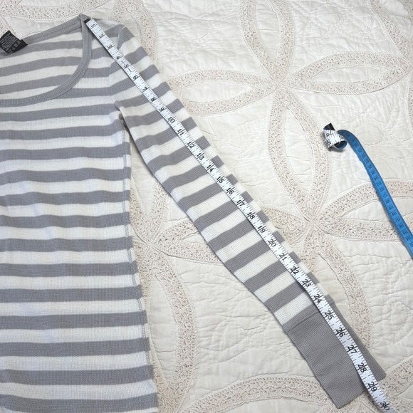 Vanity Y2K Thermal Top Grey White Striped Button Cuff Scoop Neck Womens M - Picture 6 of 7